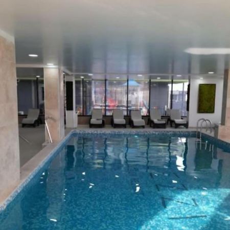 Alezzi Beach Vibe Family Studio With Spa Piscina Interioara Incalzita Sauna Jacuzzi Gym Navodari Exterior photo